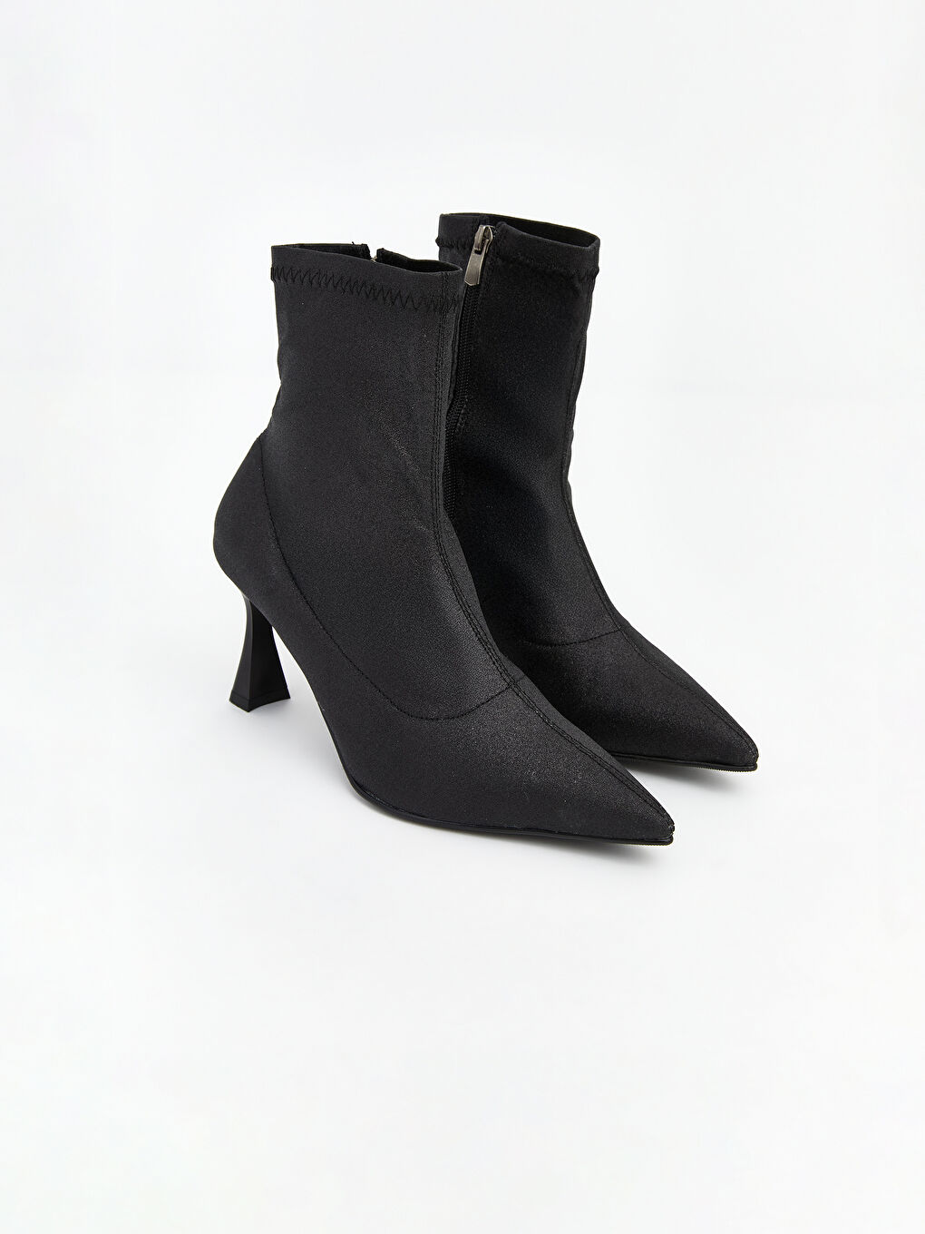 Siyah Fermuarlı Kadın Topuklu Bot