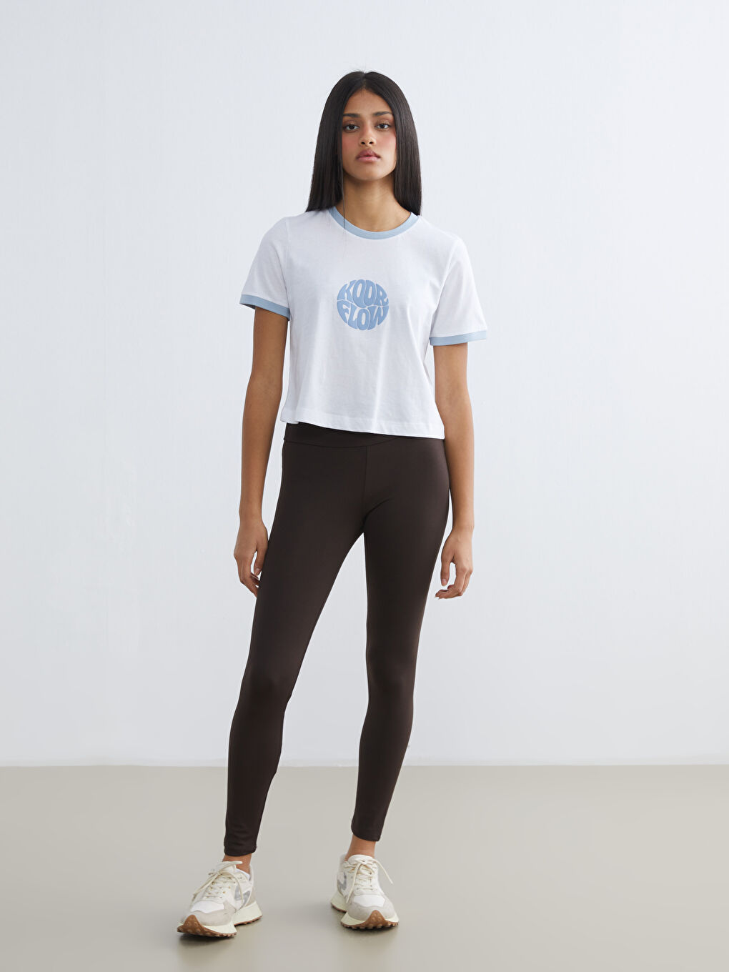 Beyaz Bisiklet Yaka Baskılı Kadın Spor Tişört-1