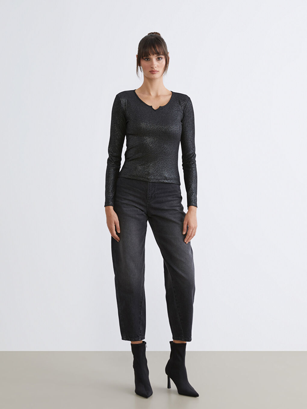 Siyah V Yaka Parlak Görünümlü Bluz-1