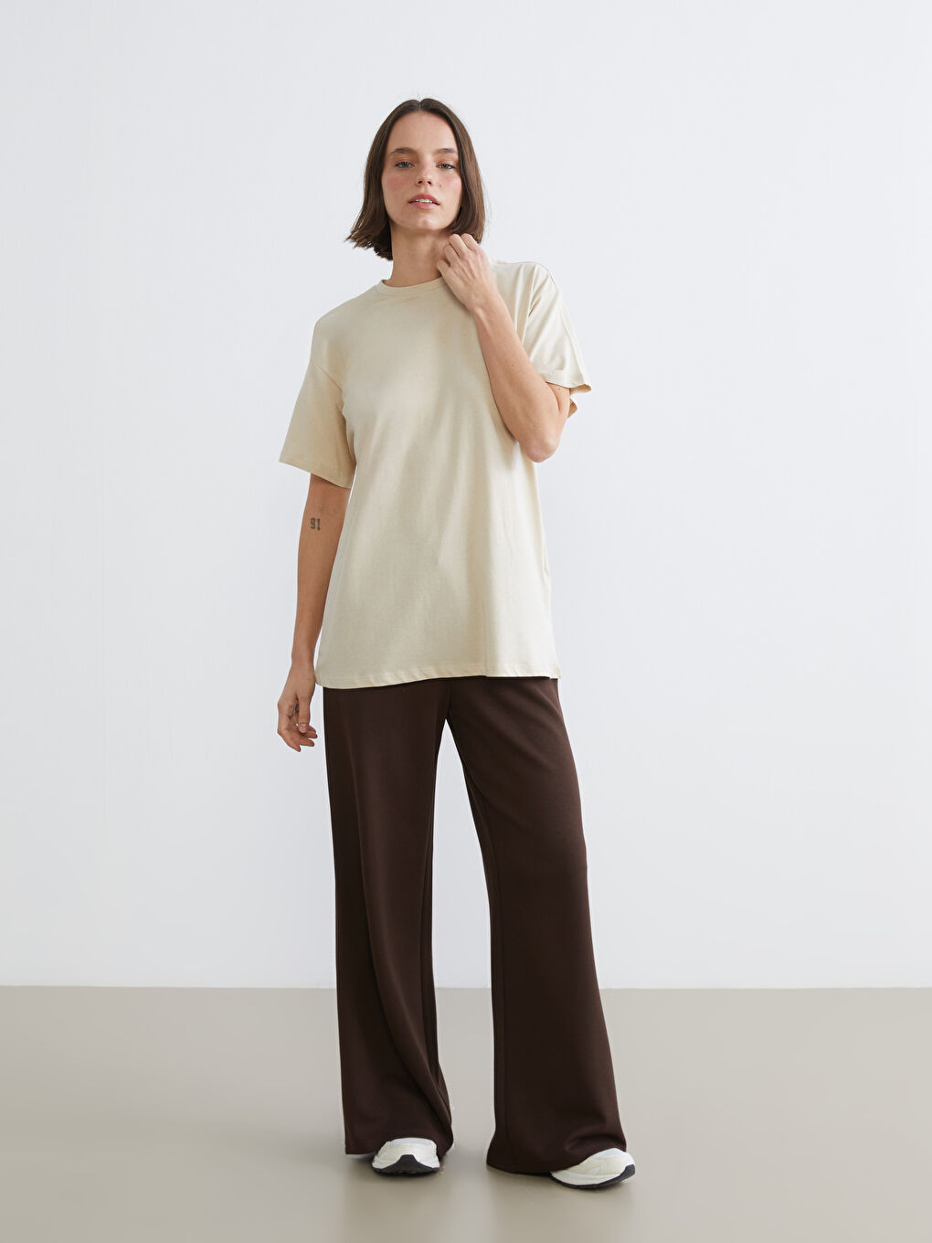 Bej Bisiklet Yaka Baskılı Oversize Kadın Spor Tişört-1