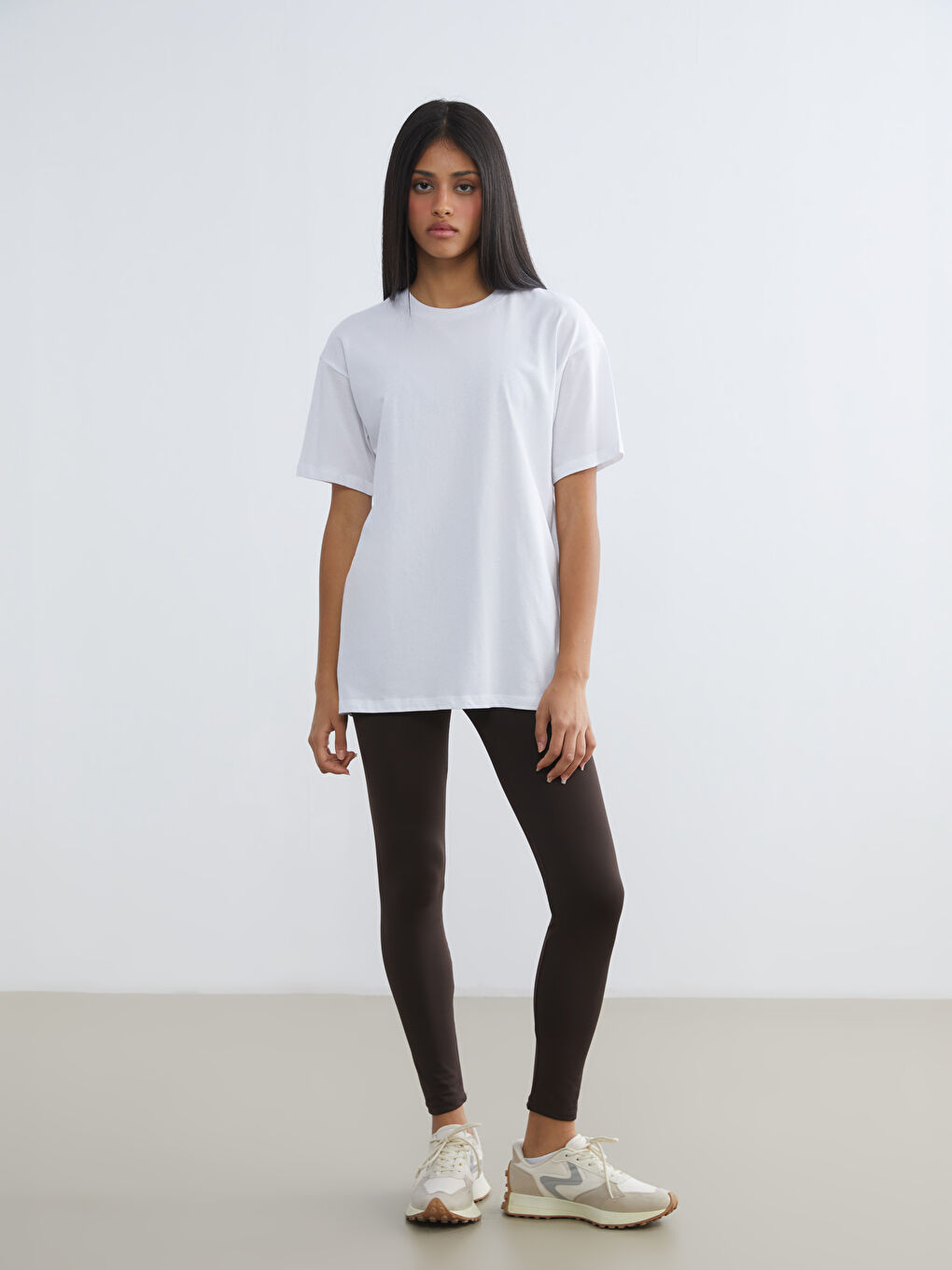 Beyaz Bisiklet Yaka Baskılı Oversize Kadın Spor Tişört-1