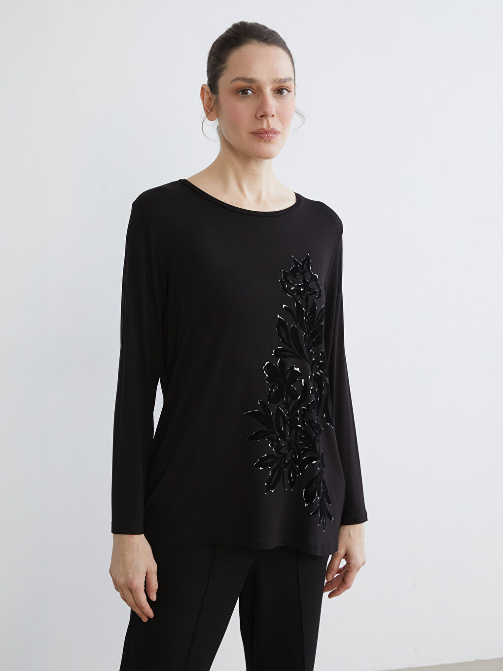 Siyah Bisiklet Yaka Çiçekli Kadın Tişört