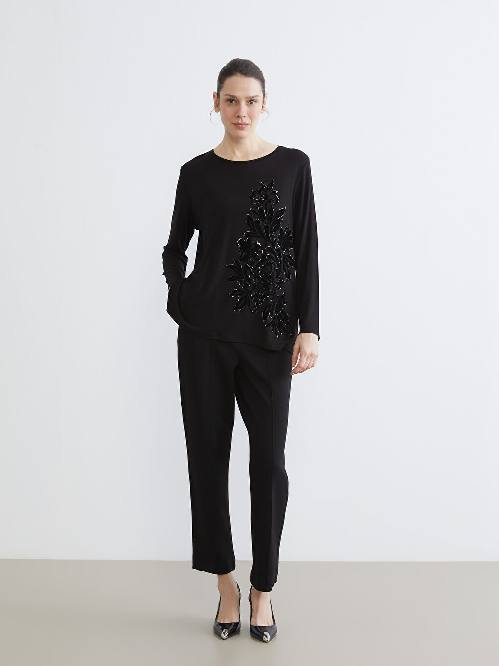 Siyah Bisiklet Yaka Çiçekli Kadın Tişört-1