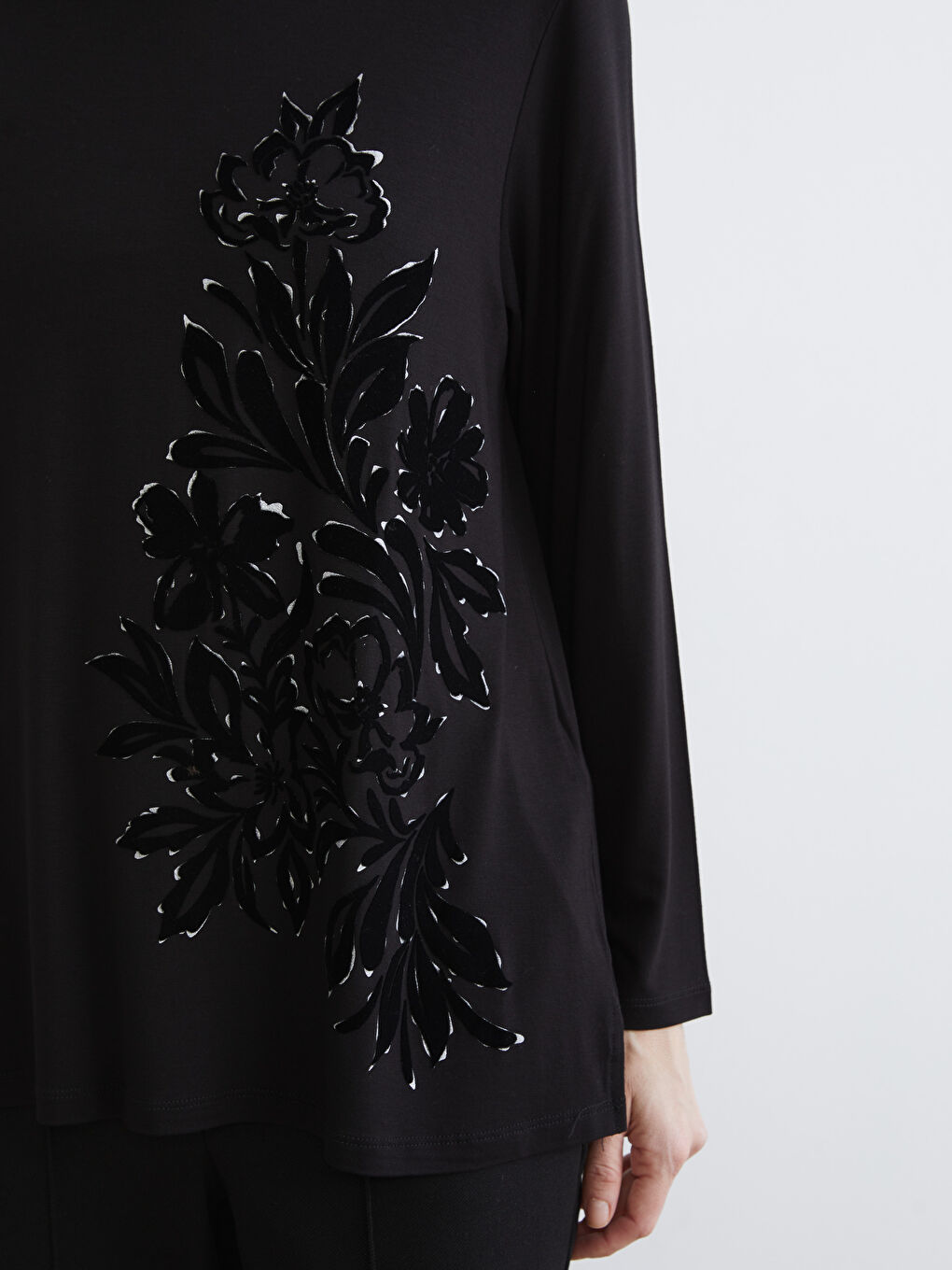 Siyah Bisiklet Yaka Çiçekli Kadın Tişört-2