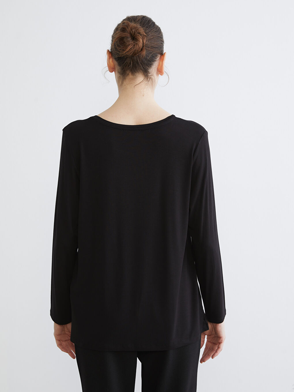 Siyah Bisiklet Yaka Çiçekli Kadın Tişört-3