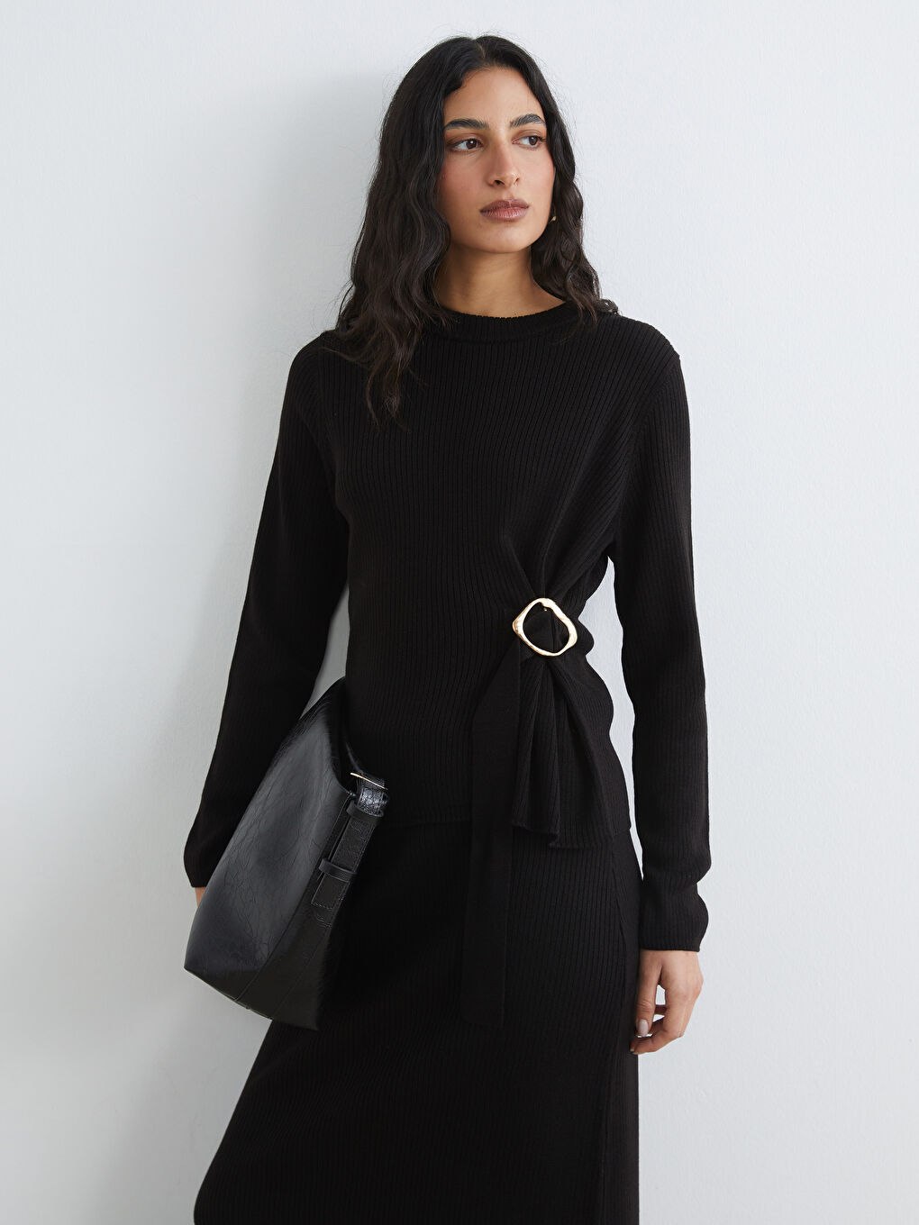 Siyah Bisiklet Yaka Metal Aplikeli Kadın Triko Kazak