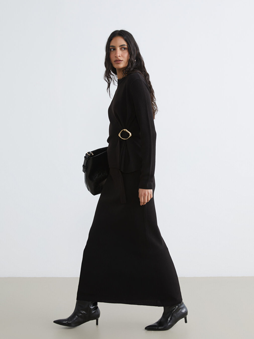 Siyah Bisiklet Yaka Metal Aplikeli Kadın Triko Kazak-1