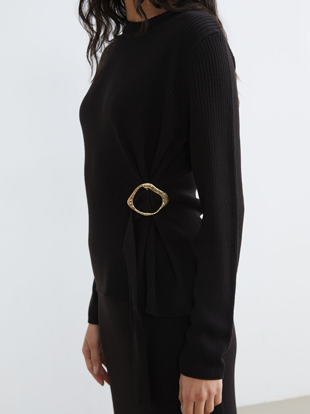 Siyah Bisiklet Yaka Metal Aplikeli Kadın Triko Kazak-2