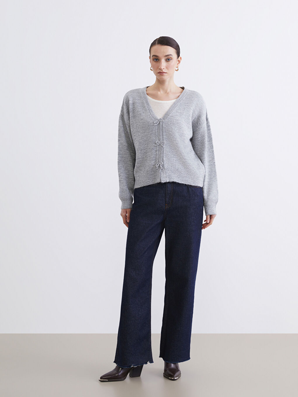 Gri V Yaka Kadın Triko Hırka	-1