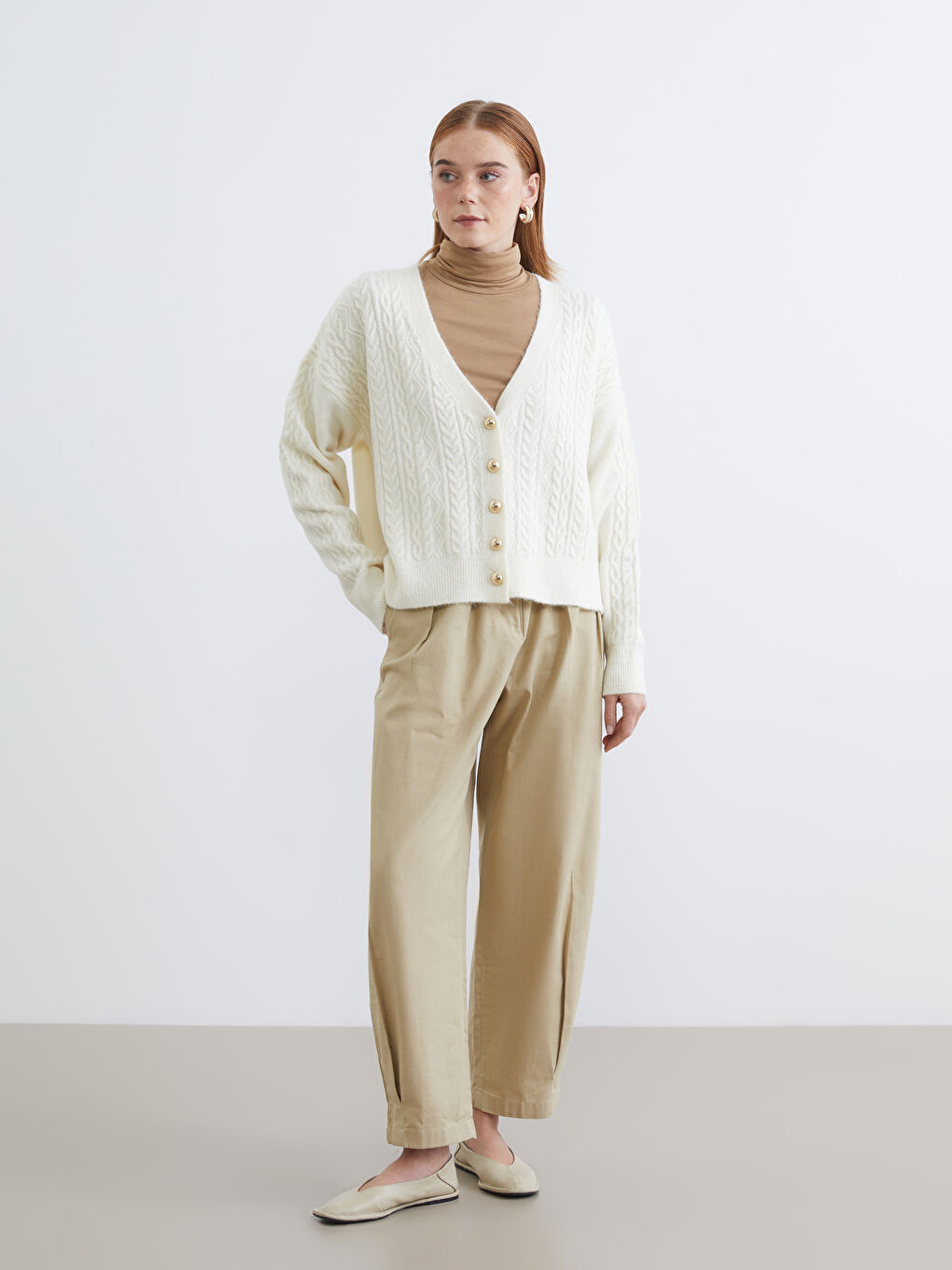 Ekru V Yaka Kendinden Desenli Kadın Triko Hırka-1