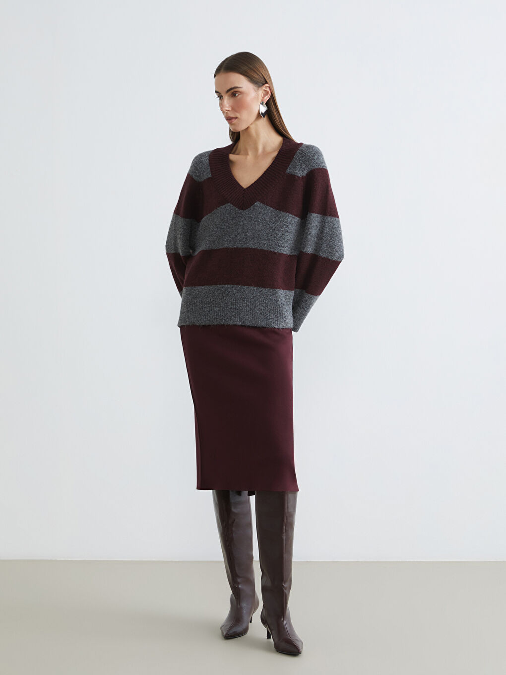 Bordo V Yaka Çizgili Oversize Kadın Triko Kazak-1