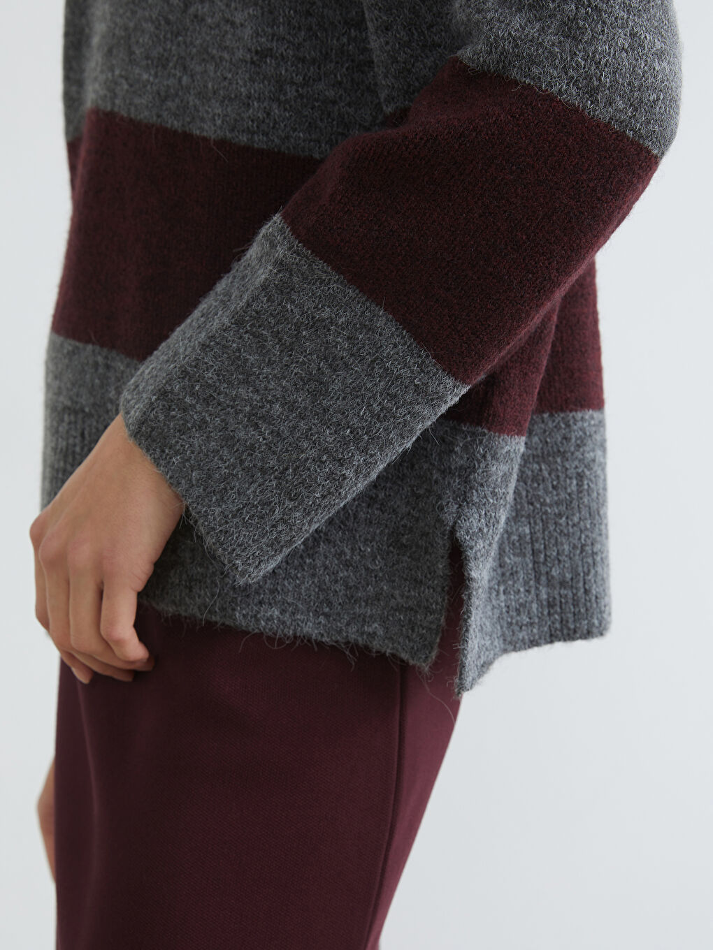 Bordo V Yaka Çizgili Oversize Kadın Triko Kazak-2