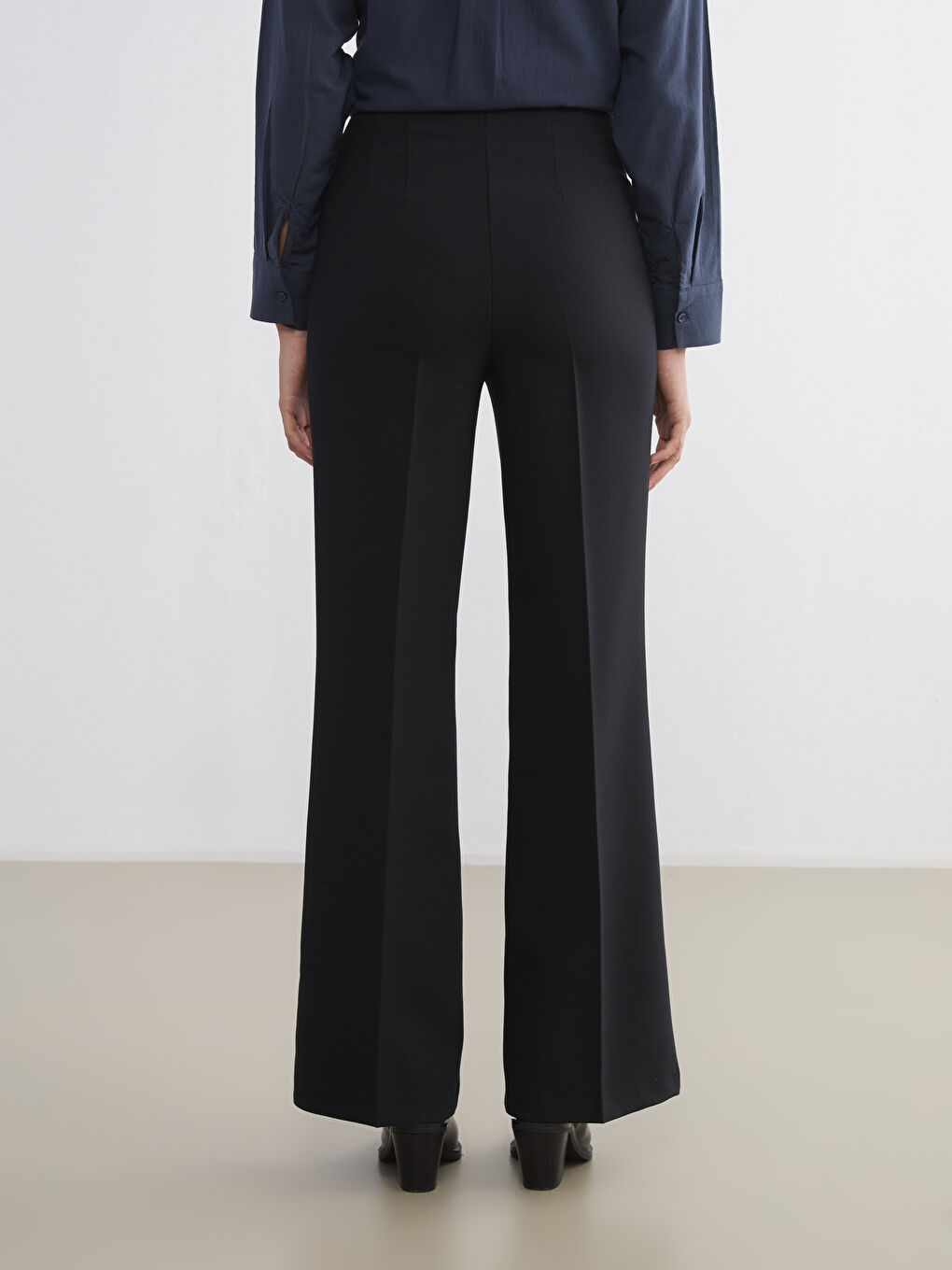 Siyah Dar Fit Geniş Paça Kadın Pantolon-3