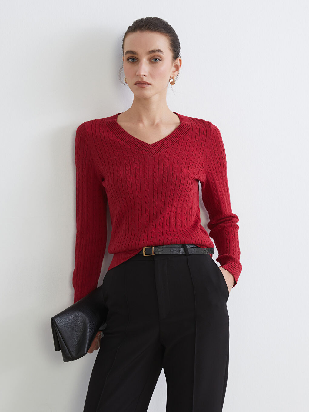 Свитер из трикотажа с V-образным вырезом и узором для женщин