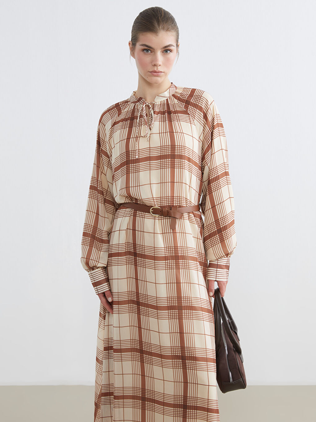 Kahverengi Bağlamalı Yaka Ekose Elbise-1