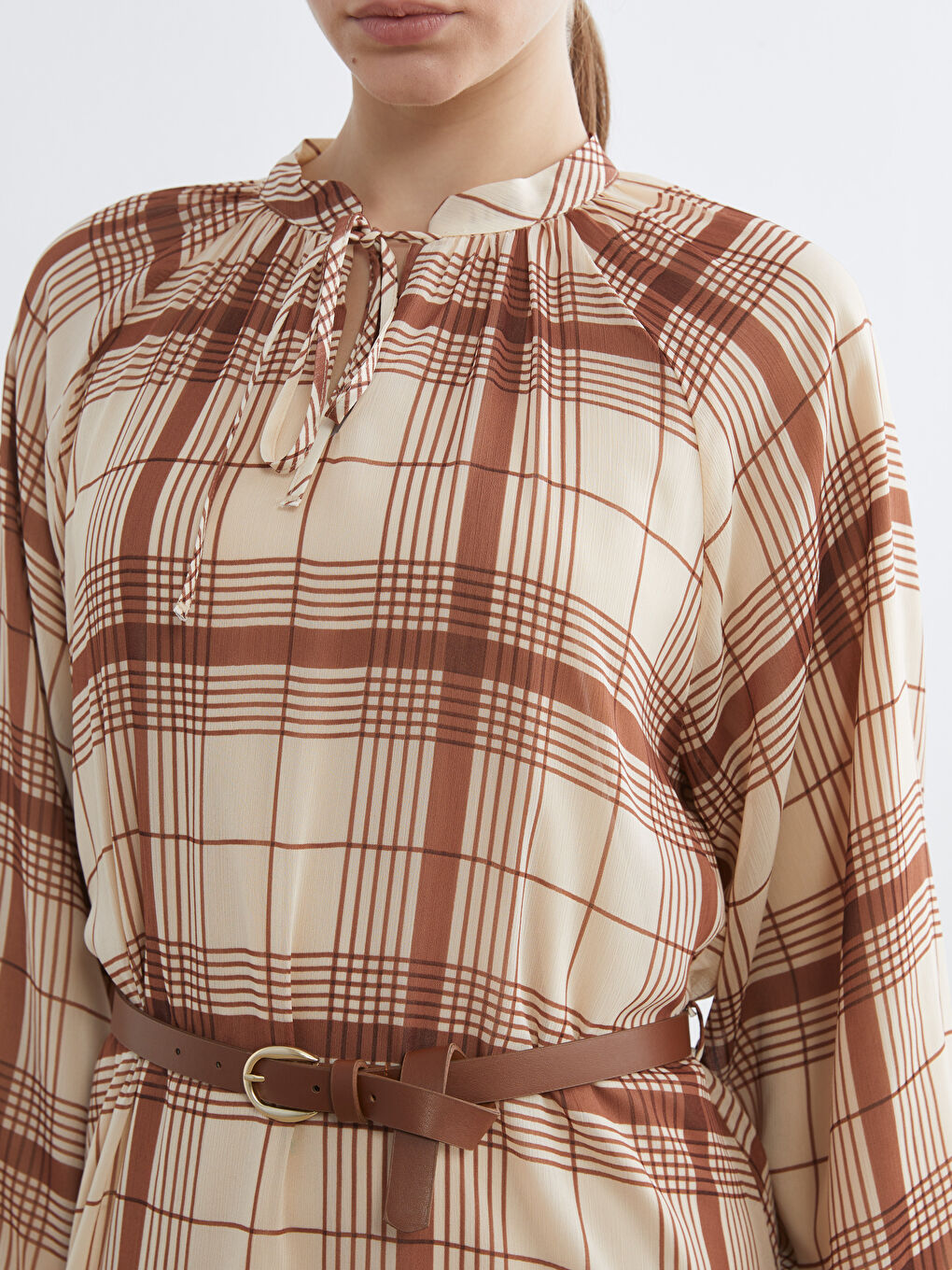 Kahverengi Bağlamalı Yaka Ekose Elbise-2