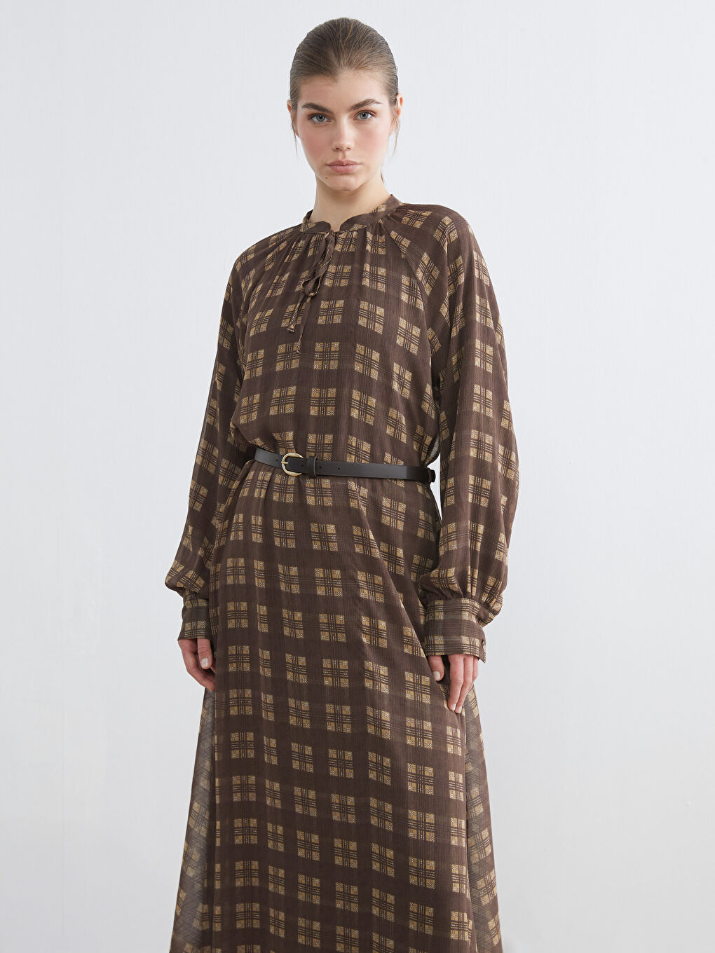 Kahverengi Bağlamalı Yaka Ekose Elbise-1