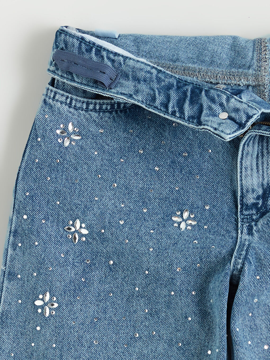 جینزی کچانی قاچ فراوان ڕازاوە بە بەردی ڕووشاو-1