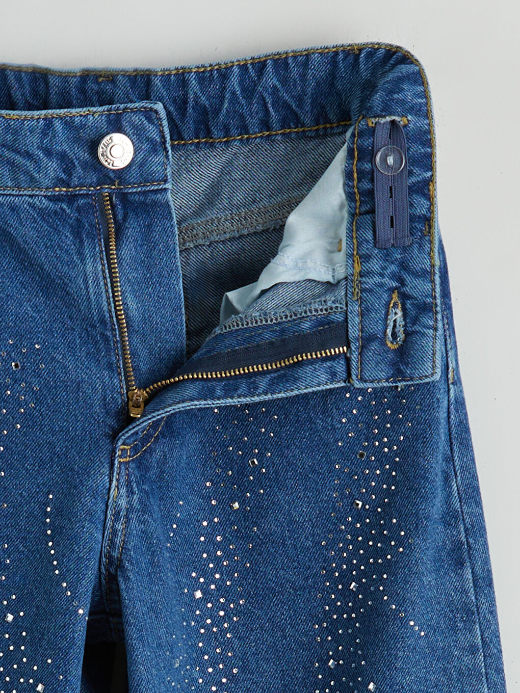 جینزی کچانی قاچ فراوان ڕازاوە بە بەردی ڕووشاو-1