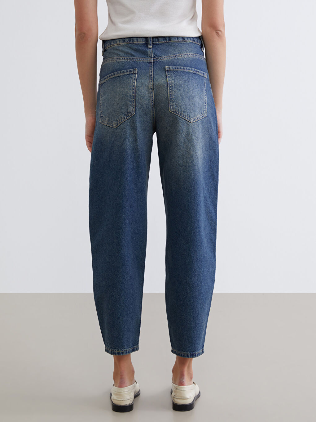 Barrel Fit Women's Jeans-3