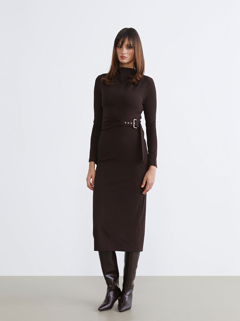 Kahverengi Dökümlü Yaka Büzgülü Krep Elbise