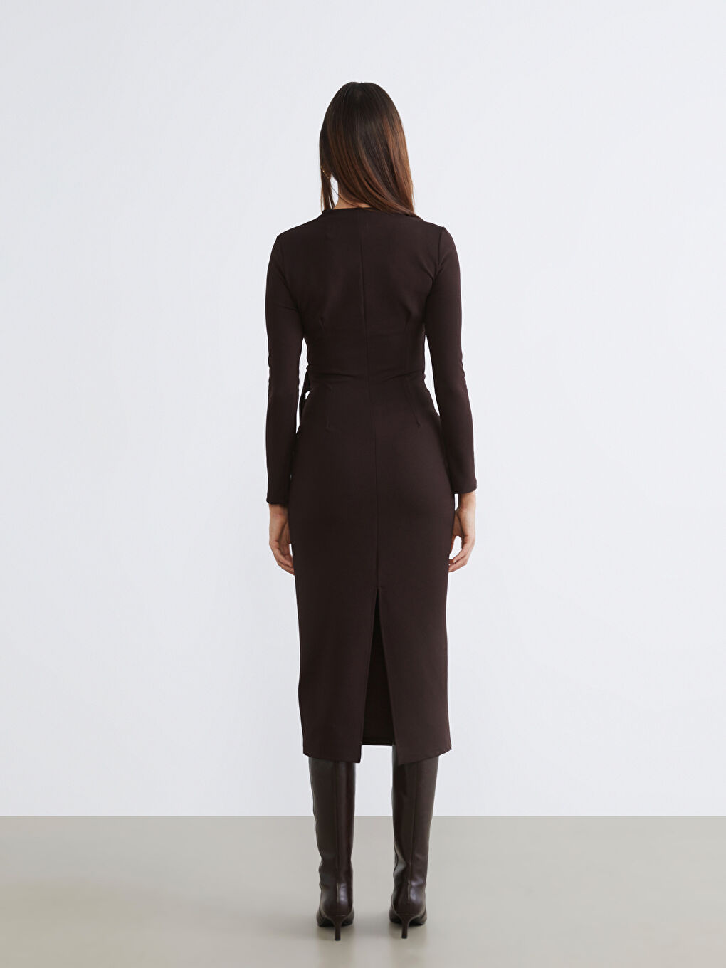 Kahverengi Dökümlü Yaka Büzgülü Krep Elbise-3