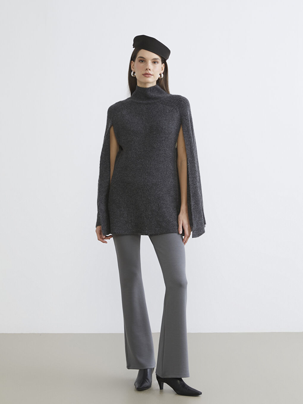 Antrasit Yarım Balıkçı Yaka Kolları Yırtmaçlı Kadın Kazak-1