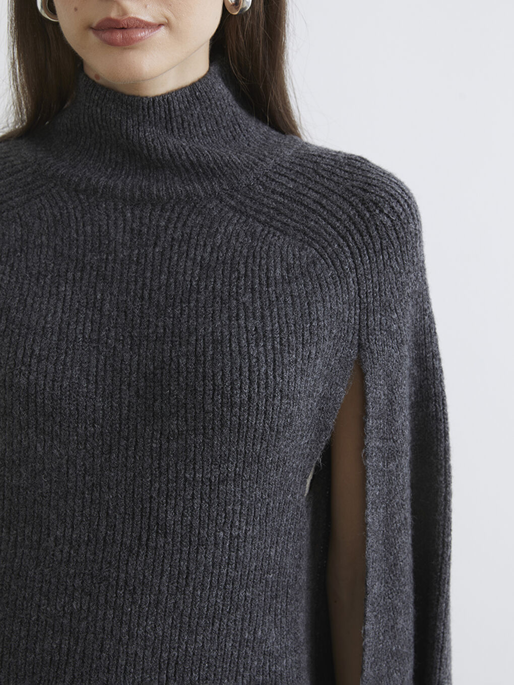 Antrasit Yarım Balıkçı Yaka Kolları Yırtmaçlı Kadın Kazak-2