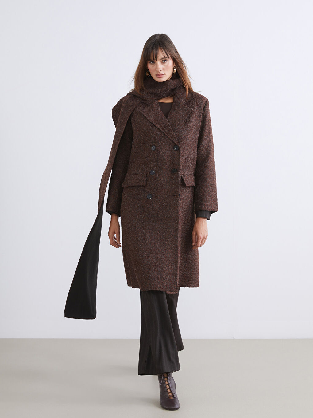 Kahverengi Kruvaze Yaka Atkılı Kadın Kaban