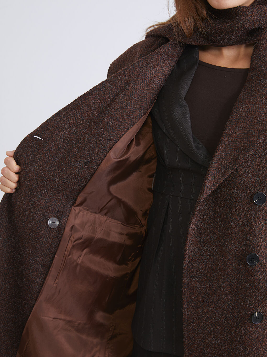 Kahverengi Kruvaze Yaka Atkılı Kadın Kaban-4