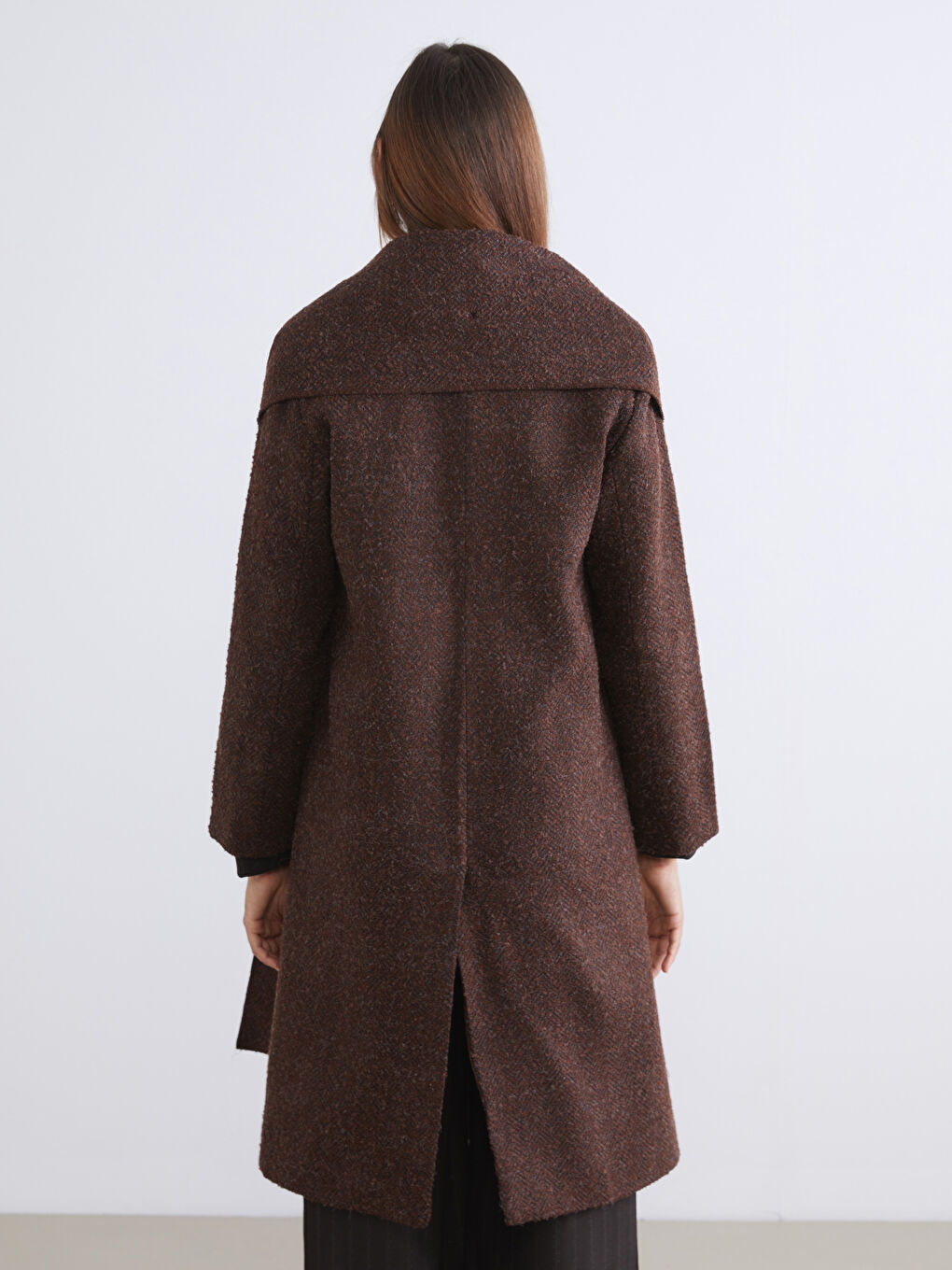 Kahverengi Kruvaze Yaka Atkılı Kadın Kaban-5