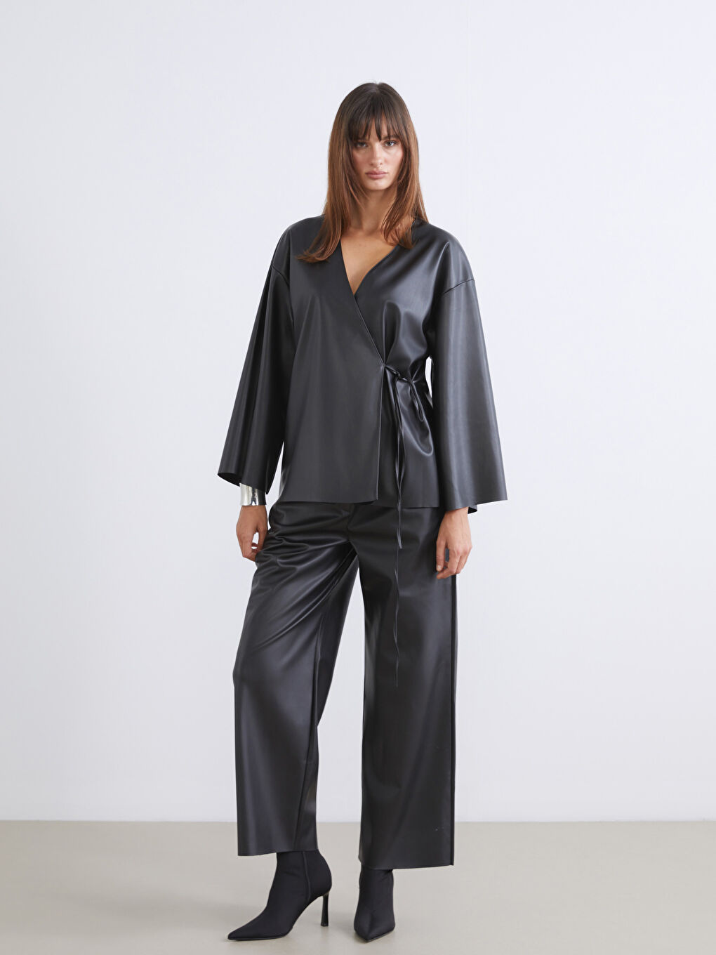 Siyah Kruvaze Yaka Deri Görünümlü Kadın Kimono-1