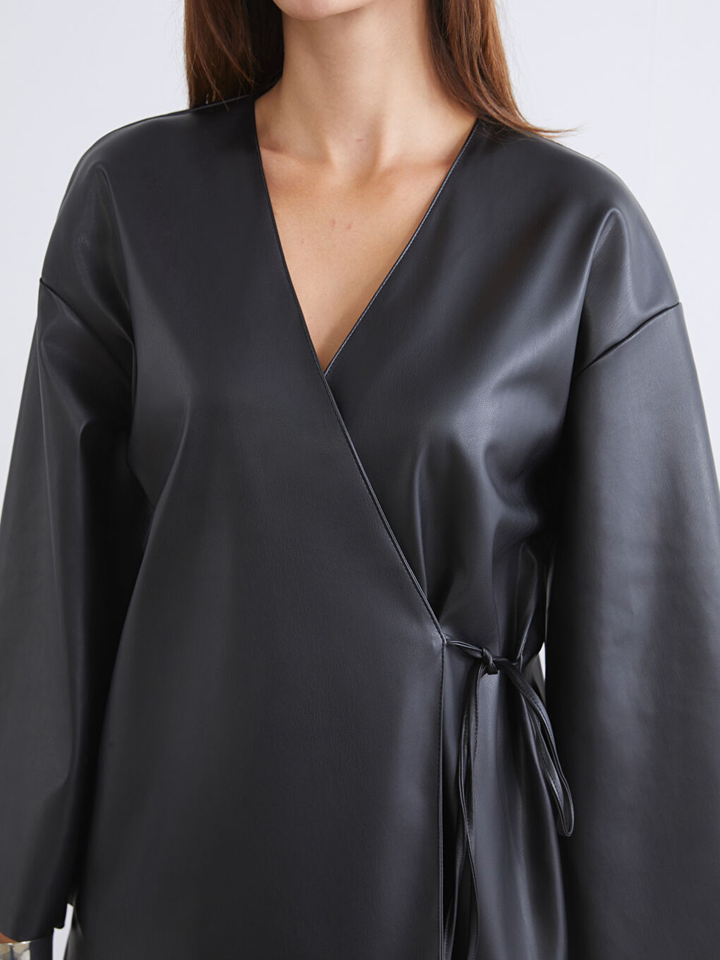 Siyah Kruvaze Yaka Deri Görünümlü Kadın Kimono-2