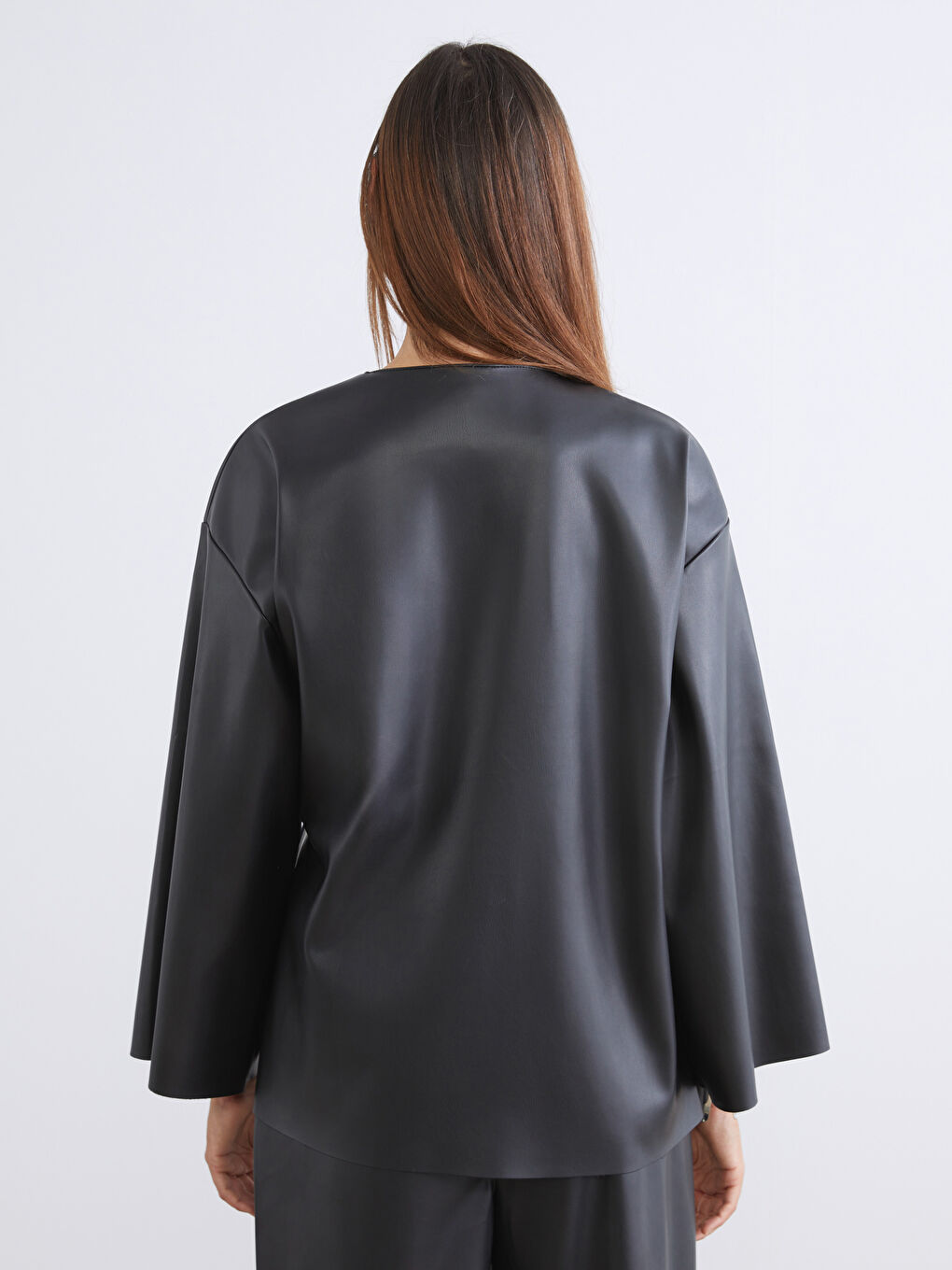 Siyah Kruvaze Yaka Deri Görünümlü Kadın Kimono-3