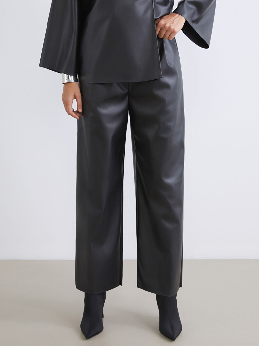 Siyah Beli Lastikli Deri Görünümlü Kadın Pantolon-1