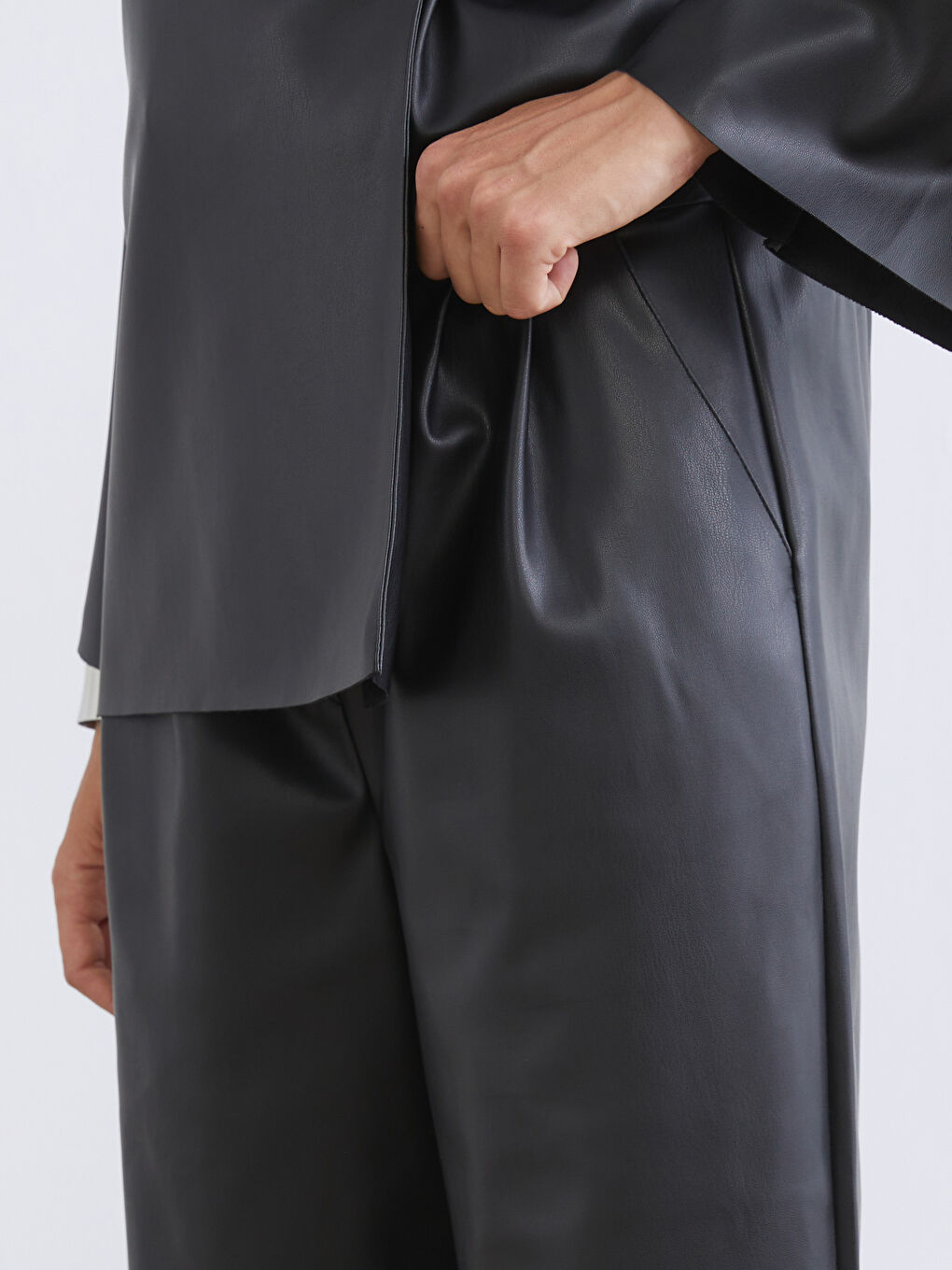 Siyah Beli Lastikli Deri Görünümlü Kadın Pantolon-2