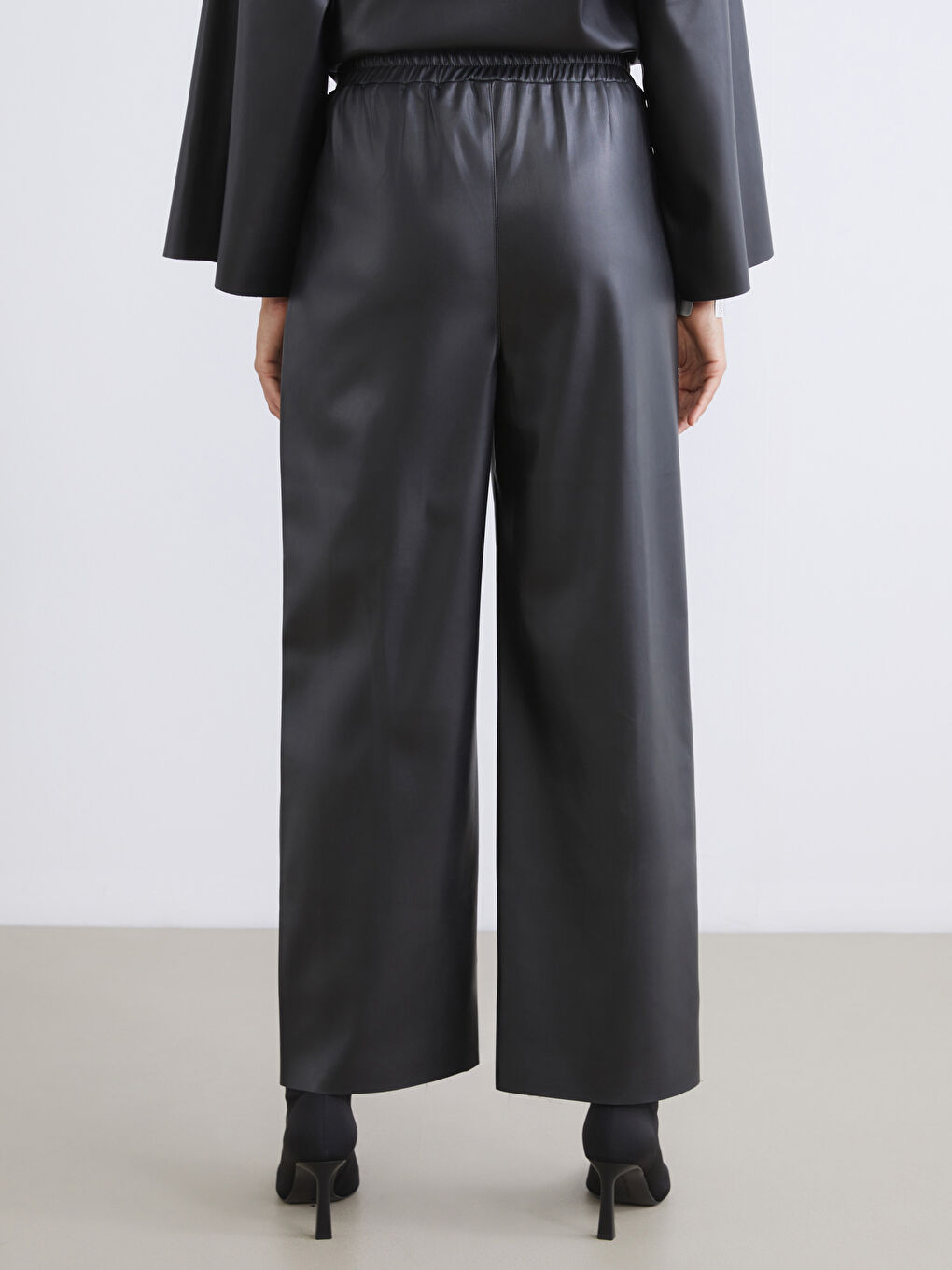 Siyah Beli Lastikli Deri Görünümlü Kadın Pantolon-3