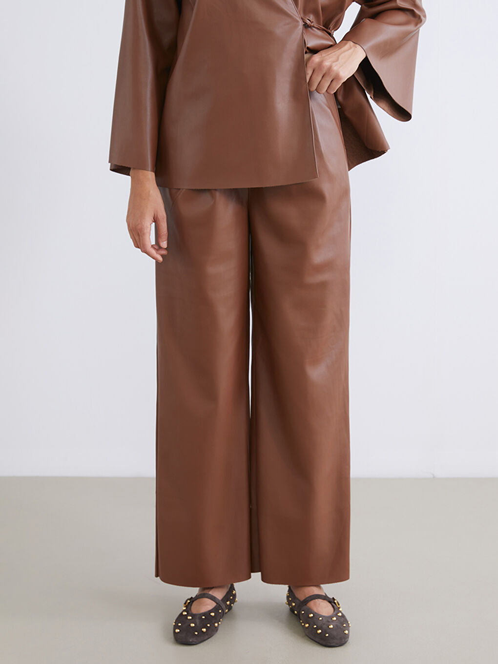 Kahverengi Beli Lastikli Deri Görünümlü Kadın Pantolon-1