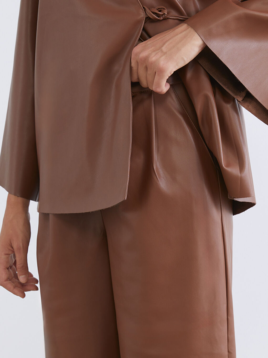 Kahverengi Beli Lastikli Deri Görünümlü Kadın Pantolon-2