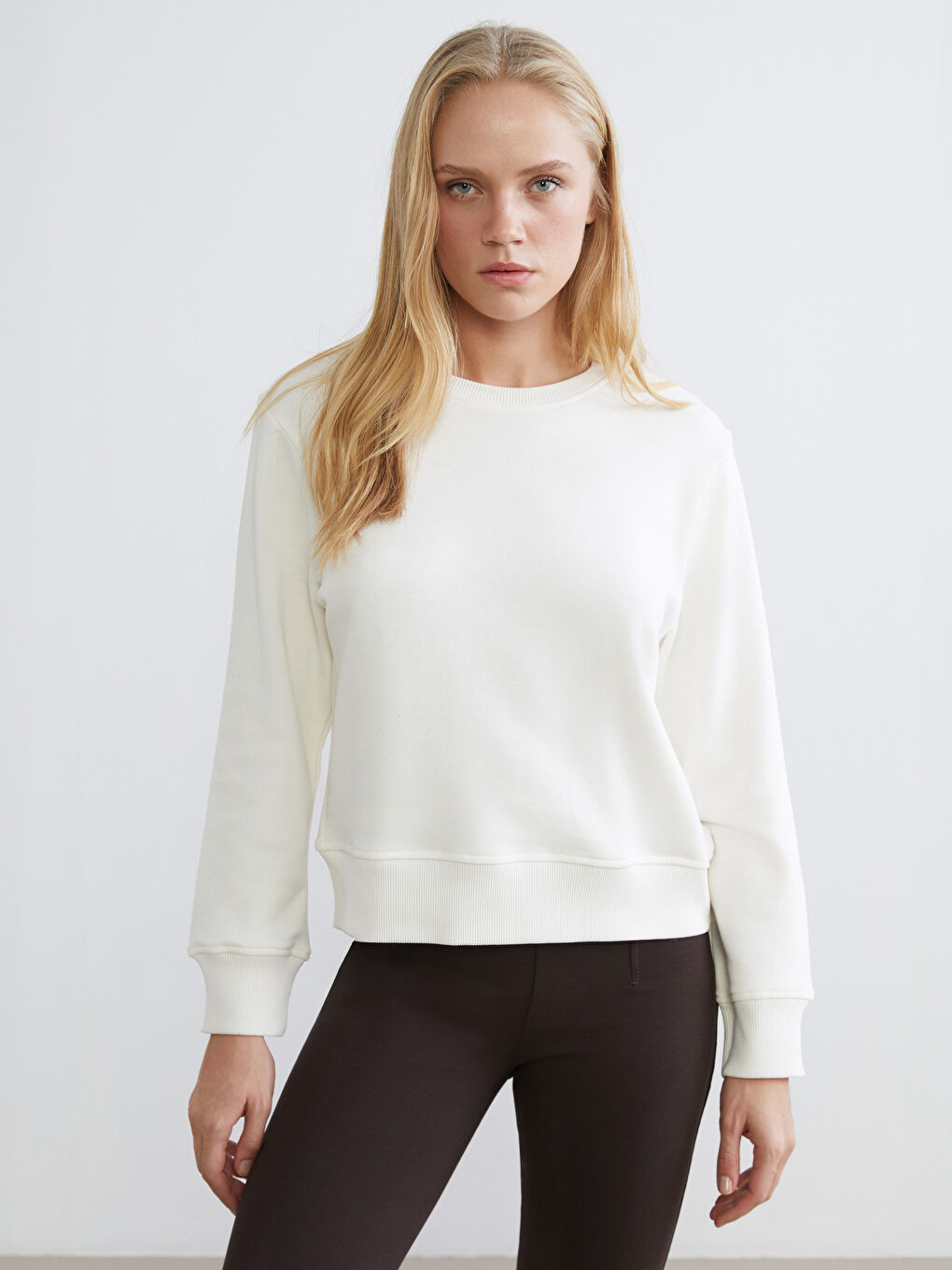 Ekru Bisiklet Yaka Kadın Sweatshirt