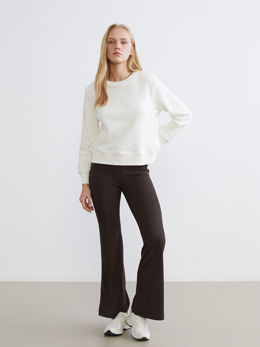 Ekru Bisiklet Yaka Kadın Sweatshirt-1