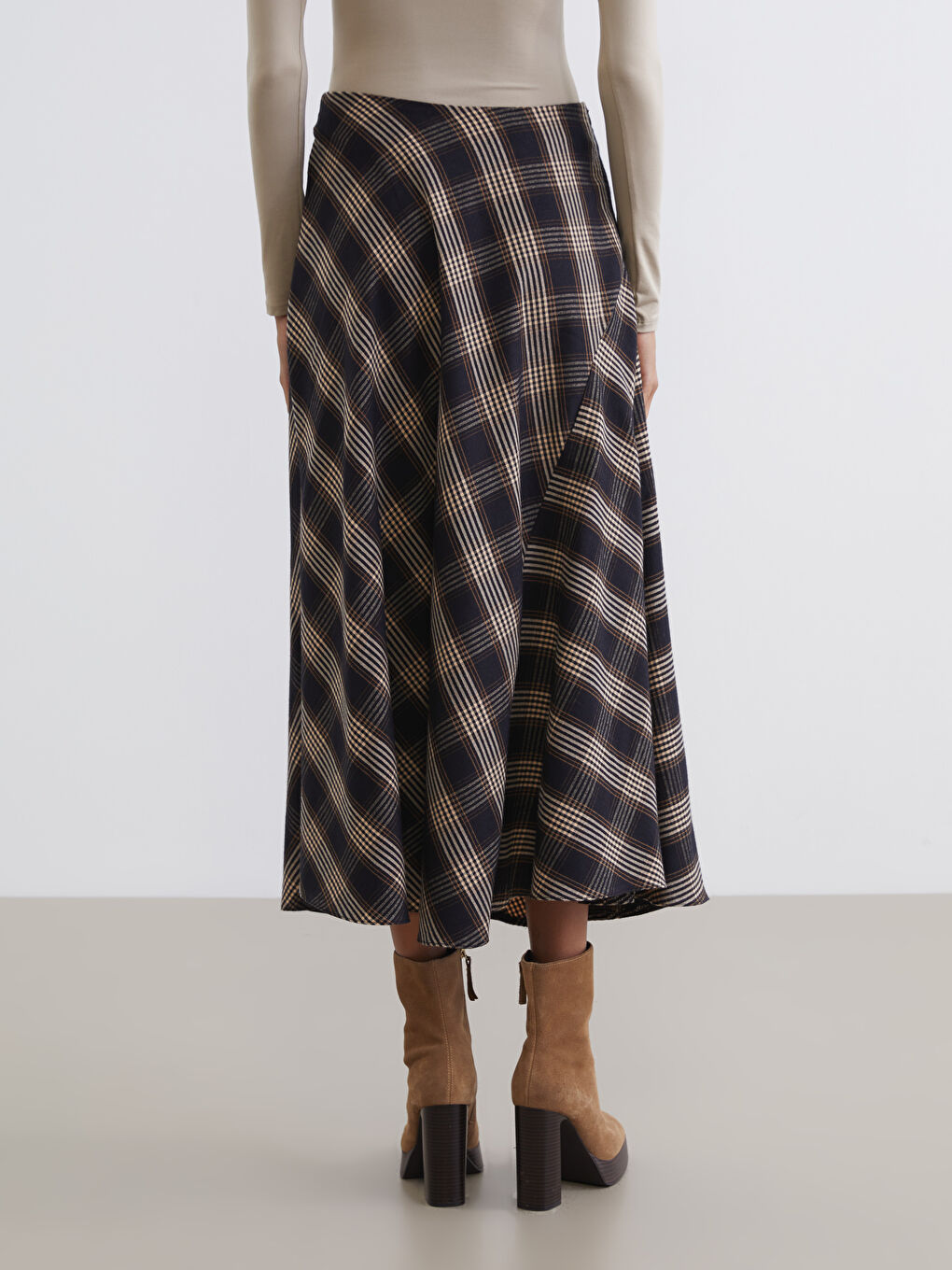 Siyah Beli Fermuarlı Ekose Kloş Etek-3