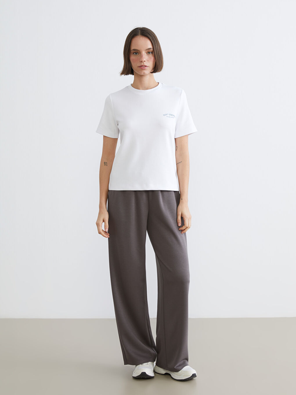 Beyaz Nakışlı Modal Karışımlı Kadın Spor Tişört-1