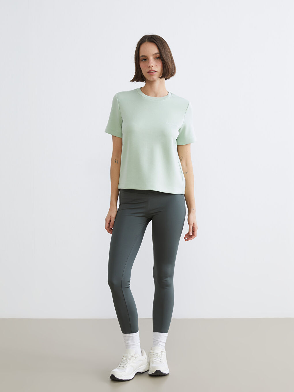 Yeşil Bisiklet Yaka Nakışlı Kadın Spor Tişört-1