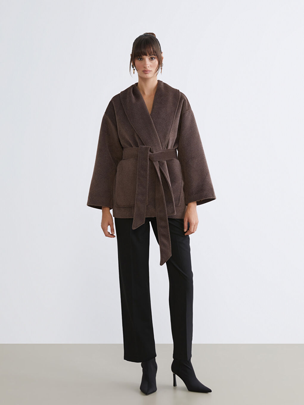 Bej Kruvaze Yaka Kadın Kaşe Kaban-1