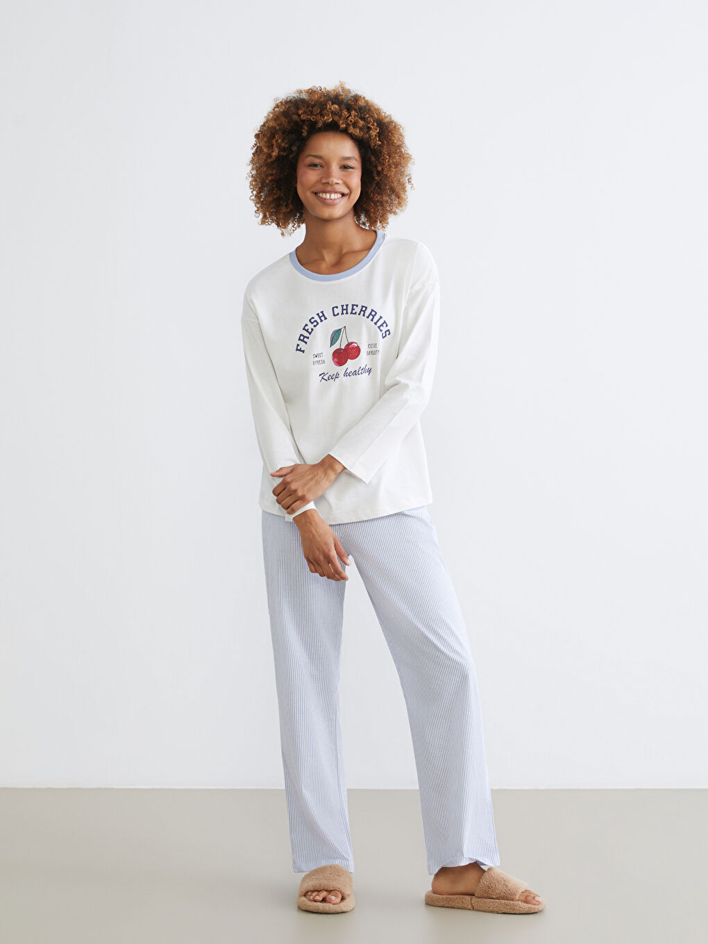 Crew Neck Cherry Printed Women's Pyjamas Set-1