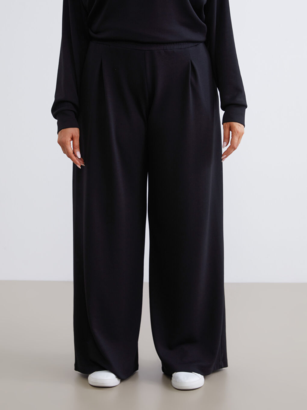 Siyah Büyük Beden Beli Lastikli Kadın Eşofman Altı-1