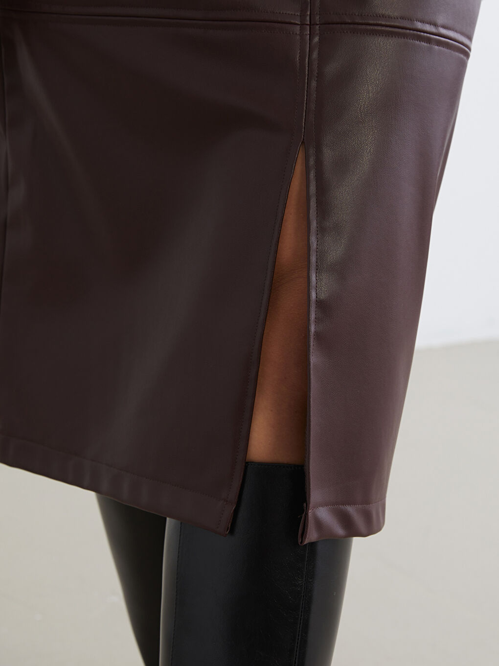 Bordo Büyük Beden Beli Fermuarlı Deri Görünümlü Etek-2