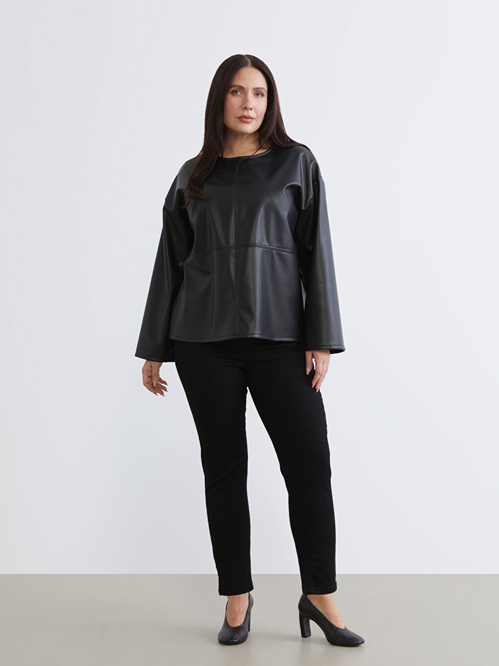 Siyah Büyük Beden Bisiklet Yaka Deri Görünümlü Bluz