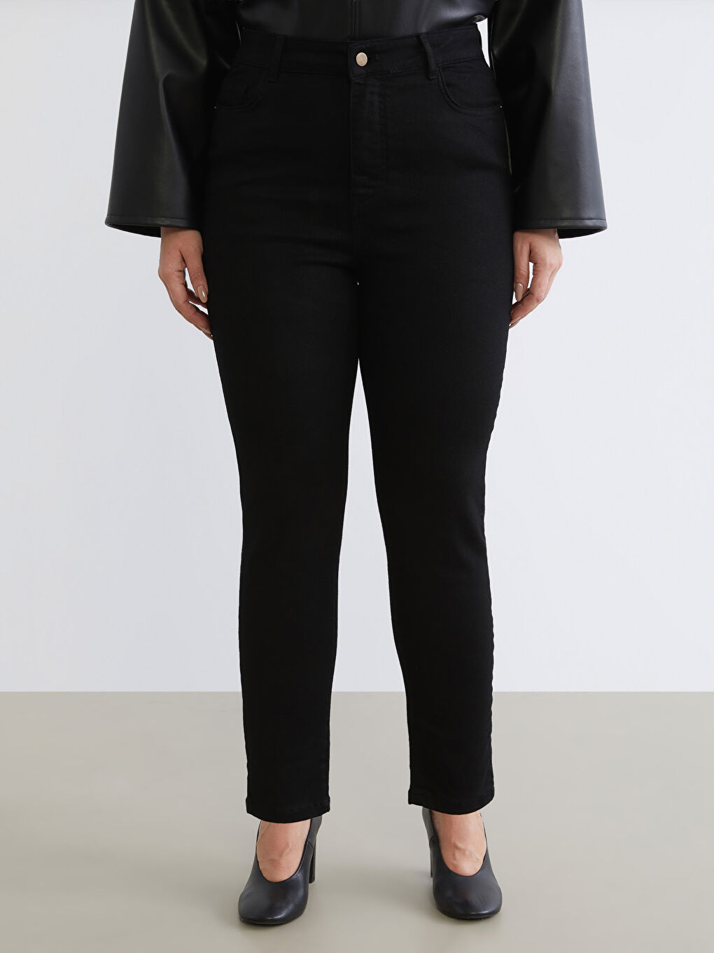 Siyah Büyük Beden Bisiklet Yaka Deri Görünümlü Bluz-1